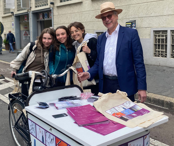 Juergen-Schwerter-mit-Besucherinnen